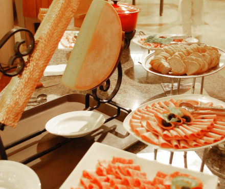 Avec la raclette, viande ou poisson ? On résout cet épineux dilemme…
