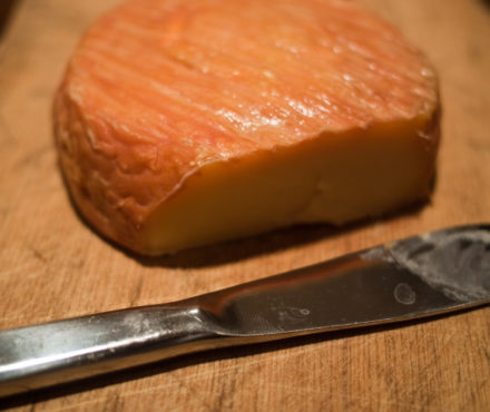 Pourquoi certains fromages ont une croûte orange ?