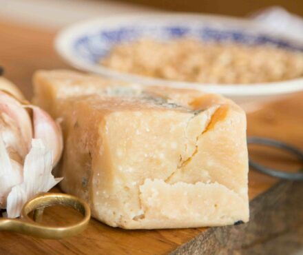 La tyrosine : ces fascinants cristaux salés dans le fromage